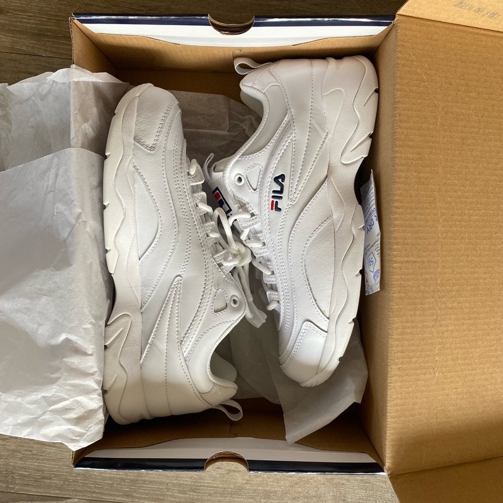 *SOLD* FILA SNEAKERS (8.5)